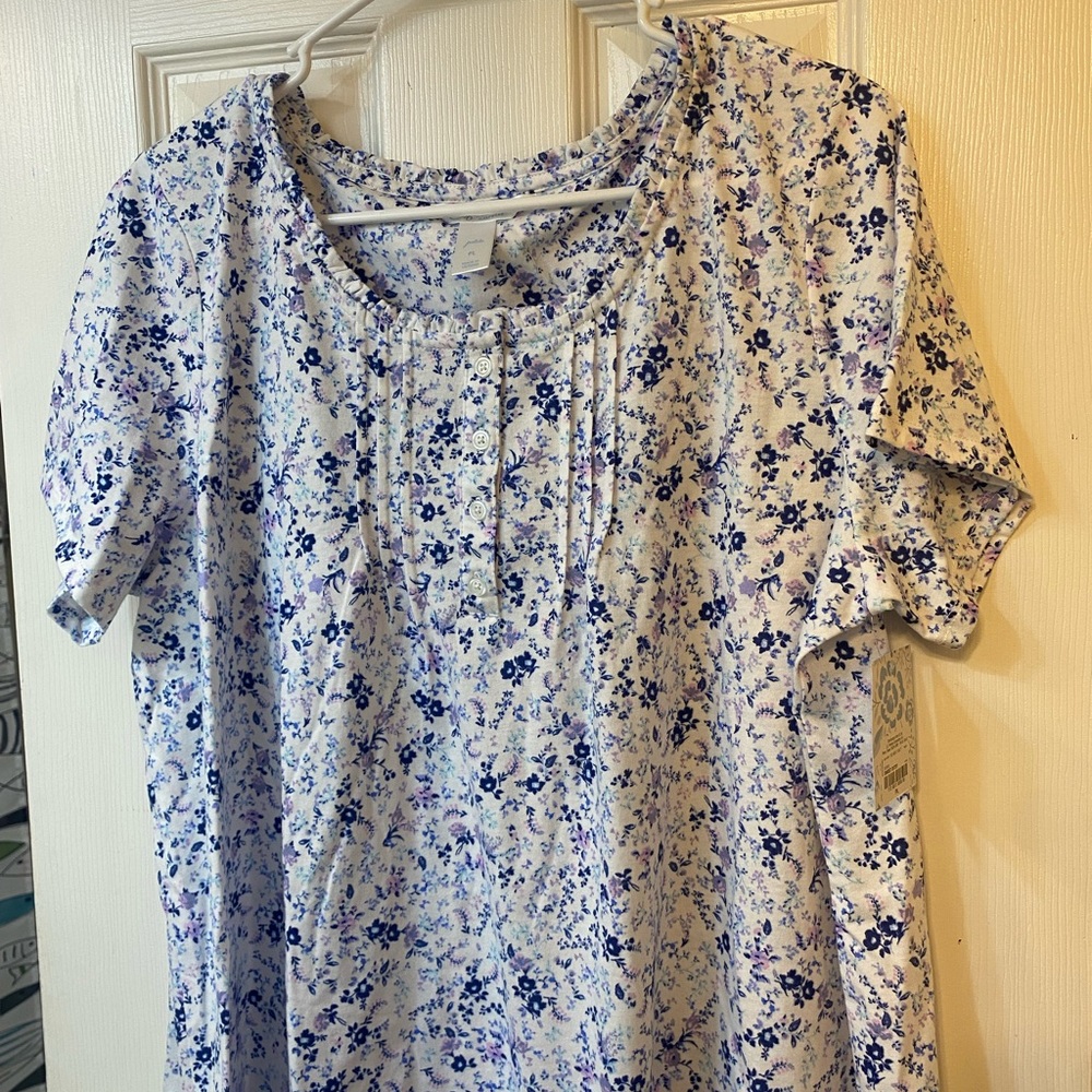 🆕Never worn women’s petite Large nightgown
